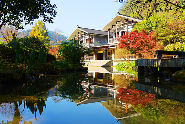 張家界黃龍洞景區(qū)：初冬秋色艷，游客樂(lè)享休閑時(shí)光（組圖）